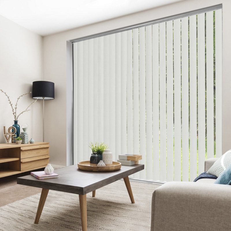 Cortina vertical gris claro