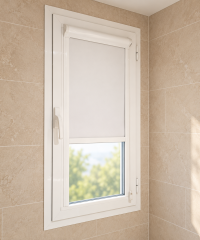 Estor Tucorglass blanco con cajón y guías laterales instalado en una ventana