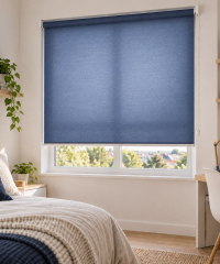 Montaje de una habitación juvenil con estor enrollable Carina azul y luz filtrada