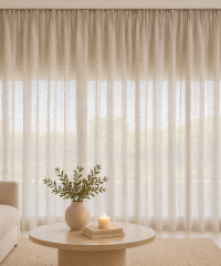 Cortinas SANTORINI de transparencia media en un salón
