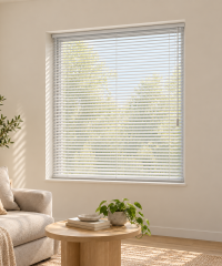 Habitación luminosa con veneciana blanca de aluminio de lama fina y cabezal compacto